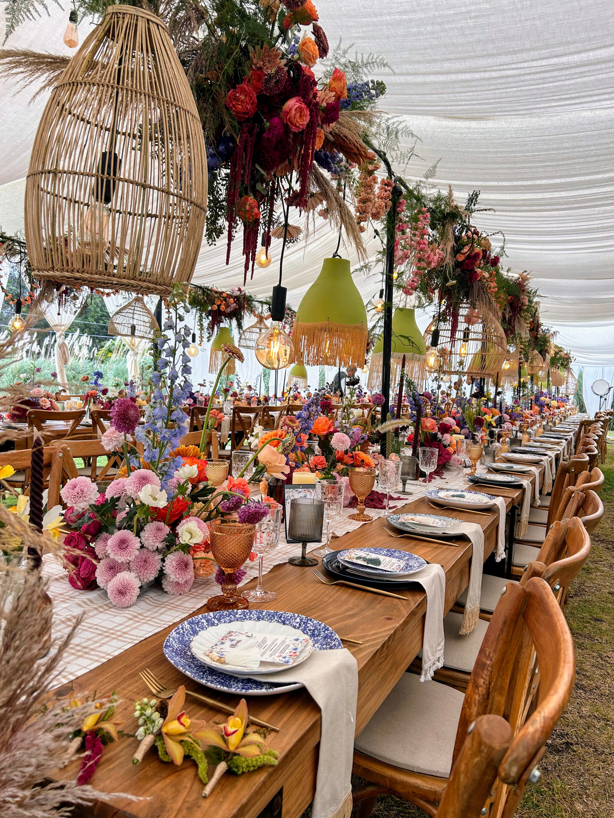 Montaje de mesa con arreglos florales