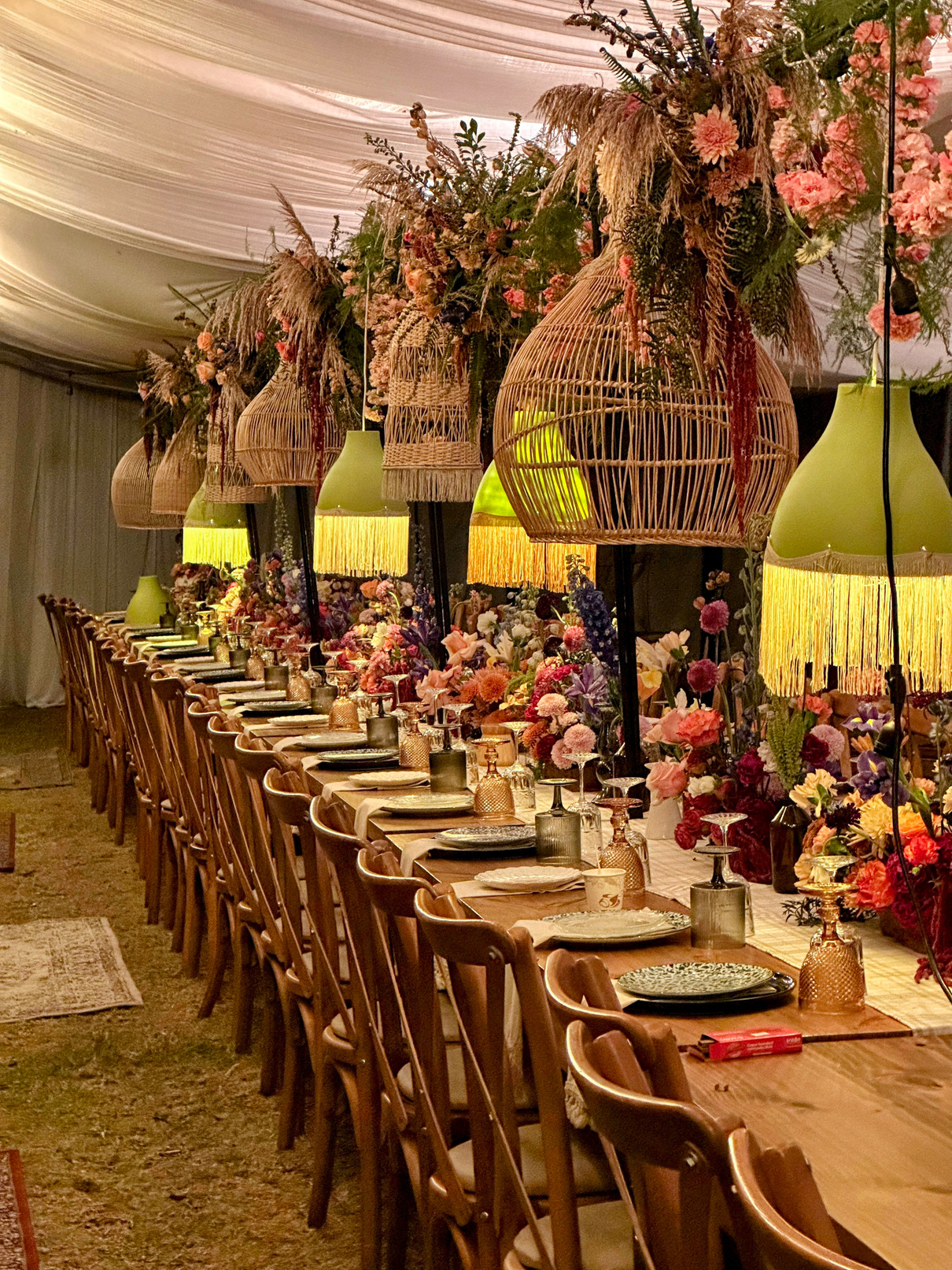 Mesa larga con lámparas florales colgantes