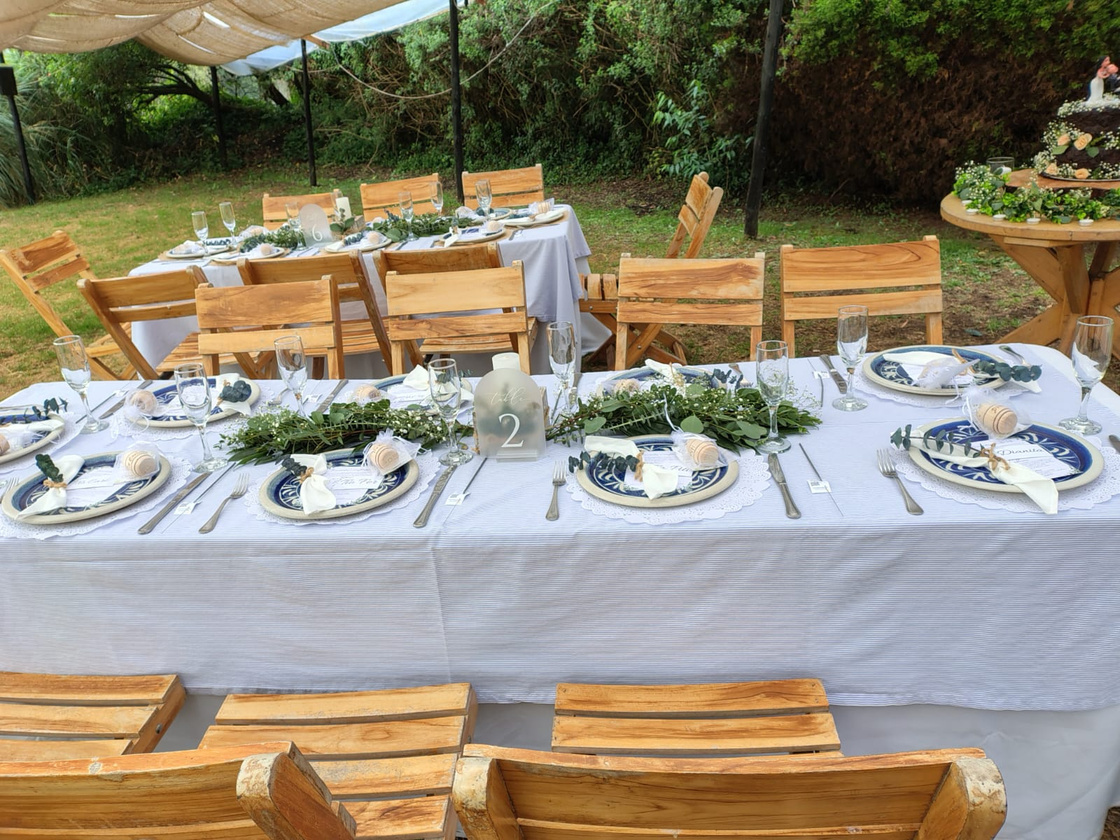 Mesa al aire libre servida