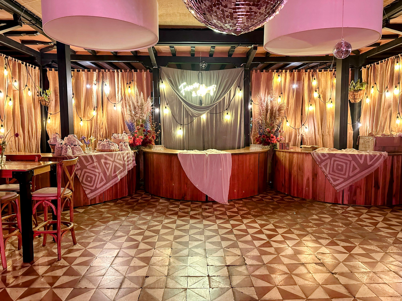 Salón colonial iluminado