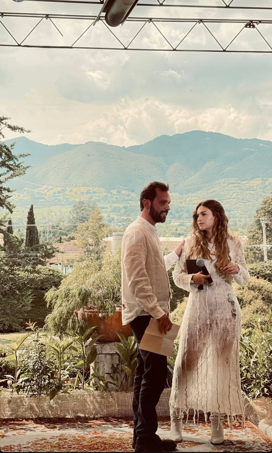 Pareja frente a las montañas de La Calera