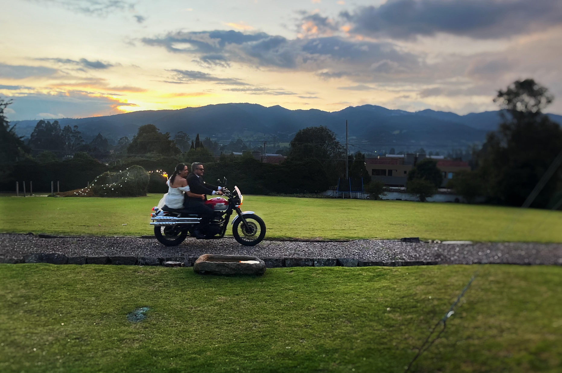 Pareja al atardecer en la finca
